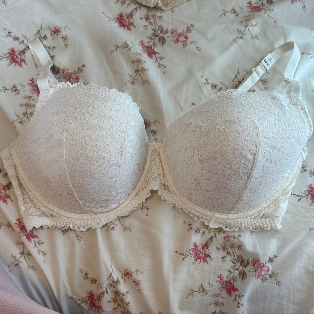 Elegant Lace Underwire Bra - Cream